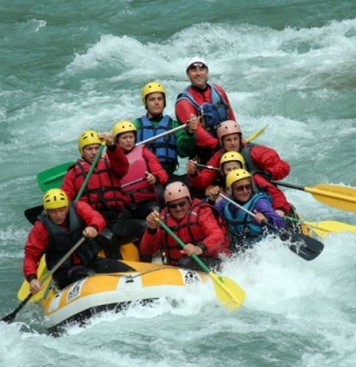  Splashing rafting 